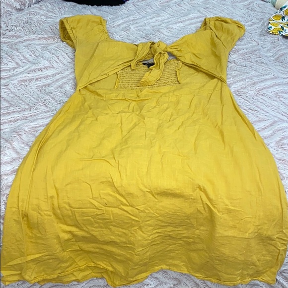 Yellow dress that ties in the front - Picture 1 of 2